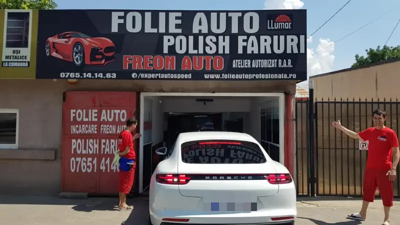 Intrarea în atelierul din Rahova, cu firma „Folie auto, polish faruri”